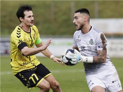 Ken Corrals versucht vergeblich, Joao Machado von den Mondorfern am Durchbruch zu hindern beim Fußballspiel