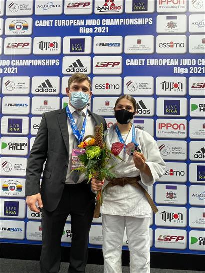 Kenza Cossu und Jugendnationaltrainer Sascha Herkenrath
