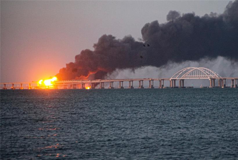 Kertsch: Flammen und Rauch steigen von der Krim-Brücke auf, die das russische Festland und die Halbinsel Krim über die Straße von Kertsch verbindet. 
