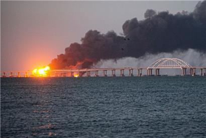 Kertsch: Flammen und Rauch steigen von der Krim-Brücke auf, die das russische Festland und die Halbinsel Krim über die Straße von Kertsch verbindet. 
