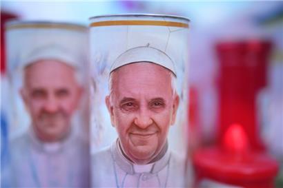 Kerzen mit Fotos von Papst Franziskus in der Poliklinik Agostino Gemelli, wo Papst Franziskus seit Freitag, 14. Februar, im Krankenhaus liegt
