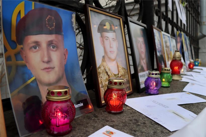 Kerzen stehen vor Porträts von Gefallenen: Die Menschen in Kiew haben sich an die Gefahr aus Russland gewöhnt 
