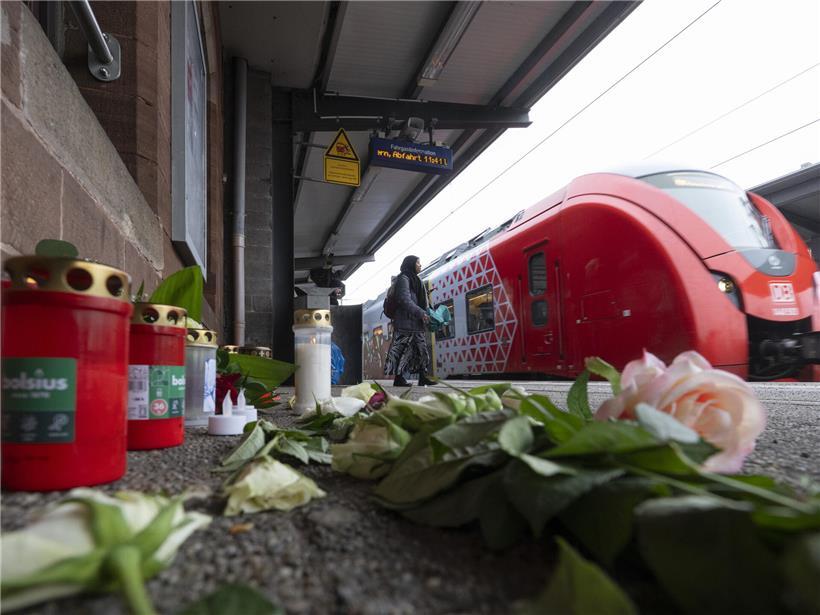 Kerzen und Blumen am Bahnhof Landstuhl als Gedenkstätte für getöteten Bahnmitarbeiter auf dem Bahnsteig