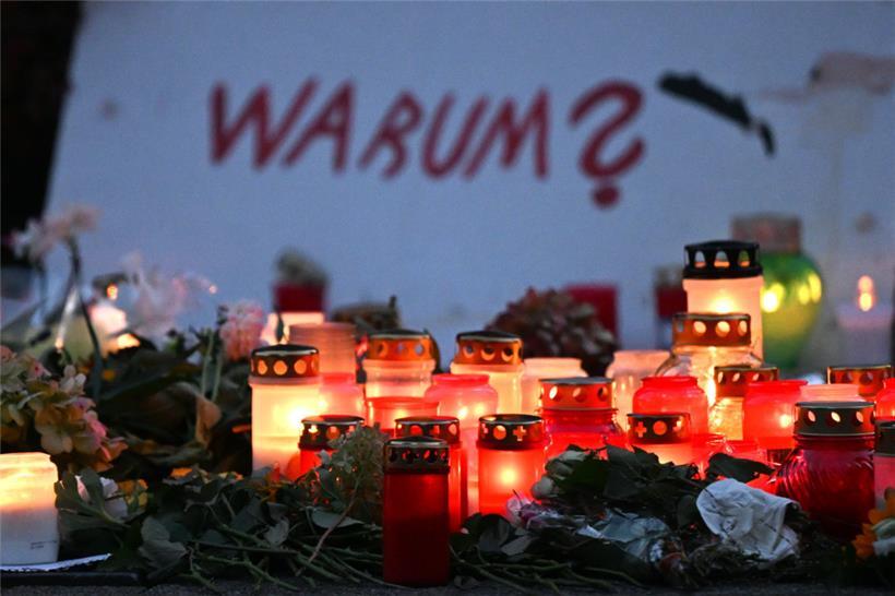 Kerzen und Blumen in der Innenstadt von Solingen
