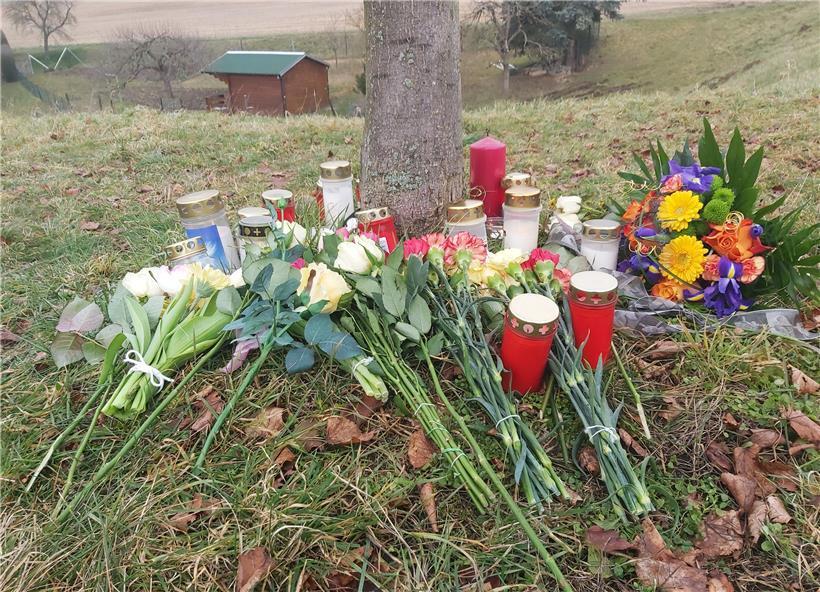 Kerzen und Blumen sind häufig an Unfallstellen zu sehen, an denen Menschen ihr Leben ließen
