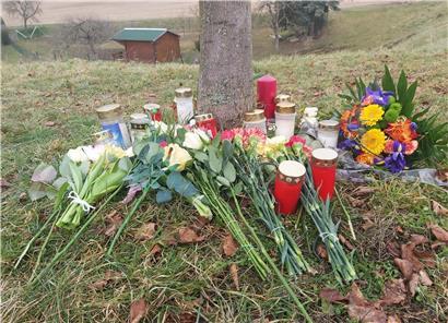 Kerzen und Blumen sind häufig an Unfallstellen zu sehen, an denen Menschen ihr Leben ließen
