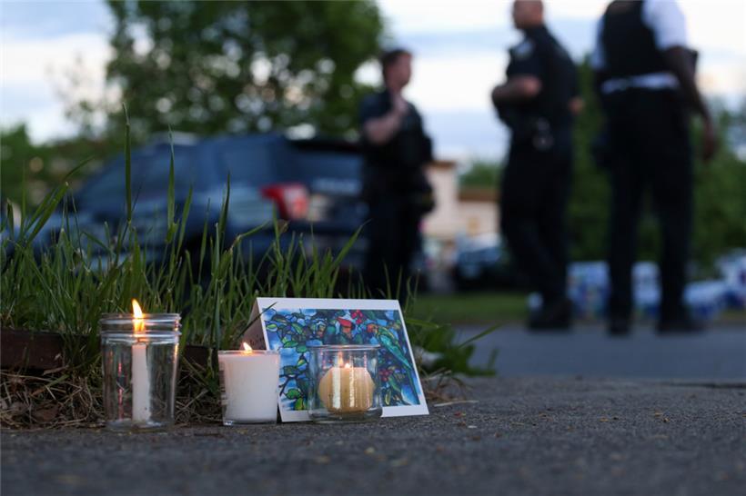 Kerzen und ein Bild stehen in der Nähe des Ortes, an dem ein 18-jähriger Weißer in der Stadt Buffalo im US-Bundesstaat New York am Samstag das Feuer in einem Supermarkt eröffnet und zehn Menschen getötet hat
