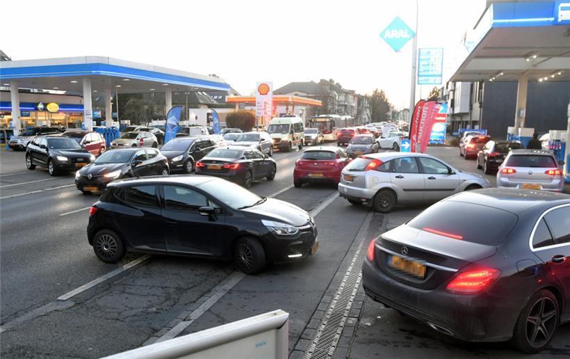 Keurz und quer stehen die Autos am Mittwochabend auf der Route de Longwy in Merl
