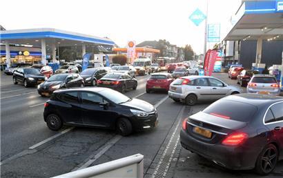 Keurz und quer stehen die Autos am Mittwochabend auf der Route de Longwy in Merl
