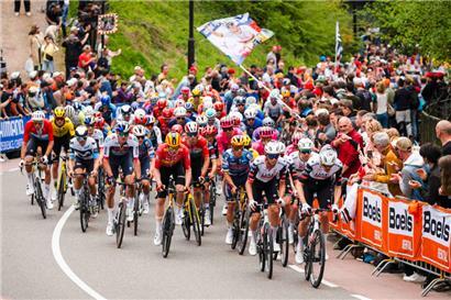 Kevin Geniets (ganz links) will sich von der UAE-Dominanz nicht unterkriegen lassen
