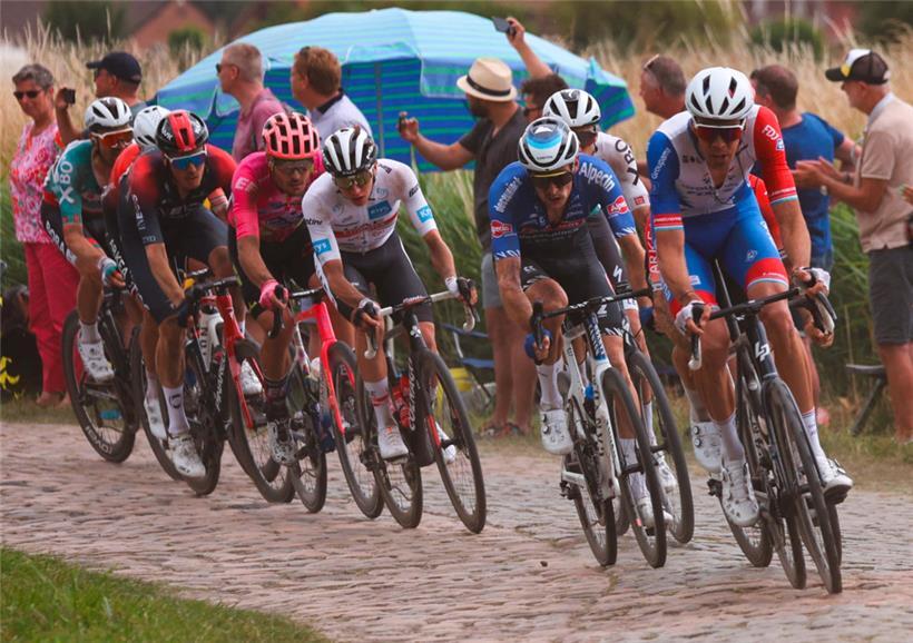 Kevin Geniets (rechts) führte die erste Verfolgergruppe um Tadej Pogacar (weißes Trikot, Bildmitte) an und sorgte für hohes Tempo
