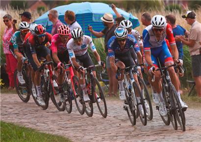 Kevin Geniets (rechts) führte die erste Verfolgergruppe um Tadej Pogacar (weißes Trikot, Bildmitte) an und sorgte für hohes Tempo
