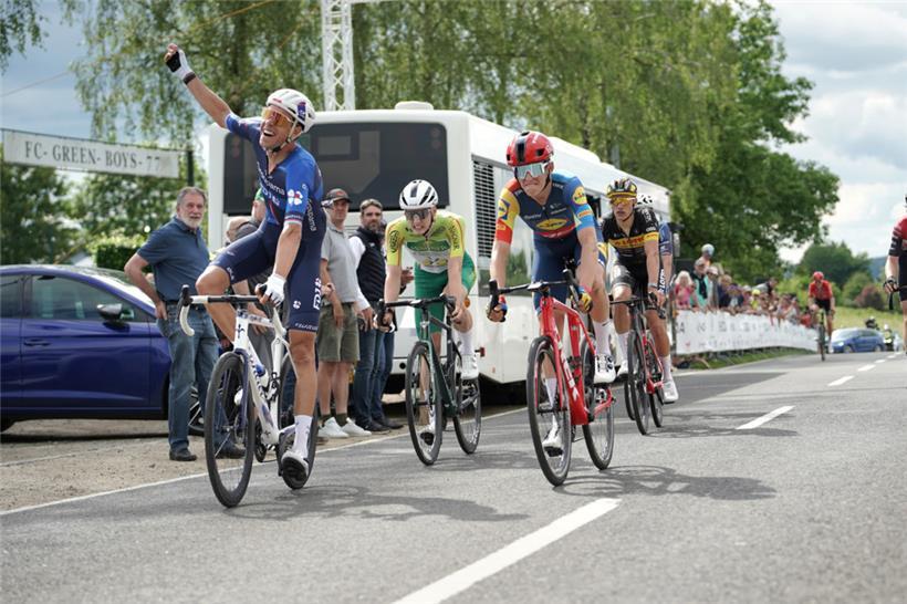 Kevin Geniets setzte sich nur knapp im Sprint vor Mats Wenzel und Alexandre Kess durch
