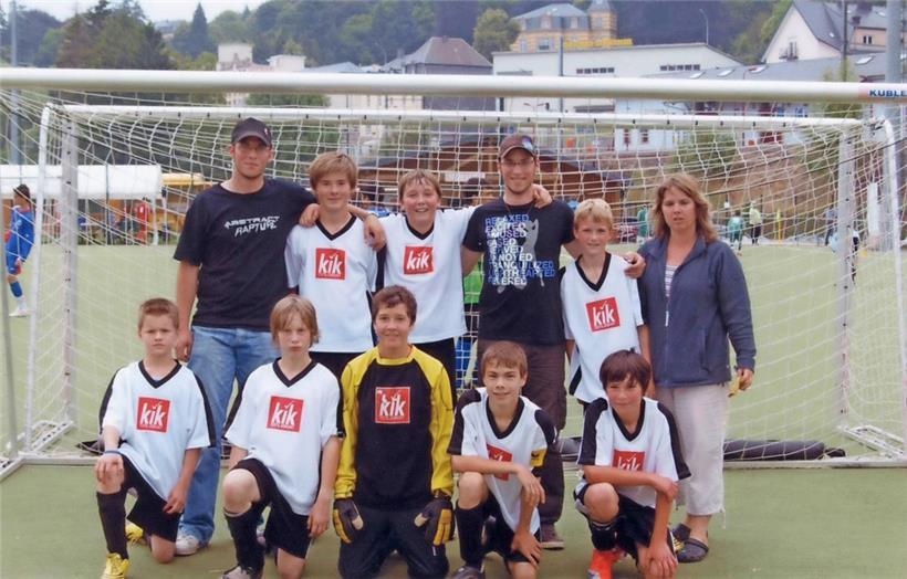 Kevin Juillet (2.v.r. stehend) stand als Fünfjähriger zum ersten Mal für die Wilwerwiltzer auf dem Platz. Stets an seiner Seite: Mutter und damals auch Trainerin Sandra.
