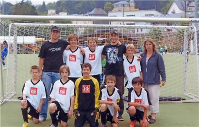 Kevin Juillet (2.v.r. stehend) stand als Fünfjähriger zum ersten Mal für die Wilwerwiltzer auf dem Platz. Stets an seiner Seite: Mutter und damals auch Trainerin Sandra.
