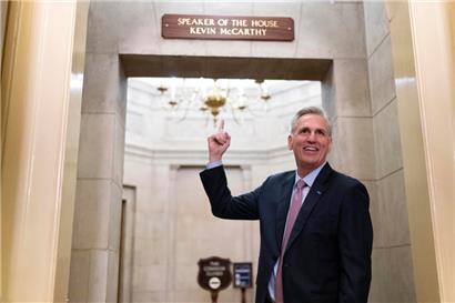 Kevin McCarthy, neuer Vorsitzender des US-Repräsentantenhauses, zeigt auf das neu aufgehängte Schild, als er in seinem Büro ankommt, nachdem er als Sprecher des 118. Kongresses vereidigt wurde. Nach einem unerbittlichen parteiinternen Machtkampf ist der Republikaner Kevin McCarthy der neue Vorsitzende des US-Repräsentantenhauses.
