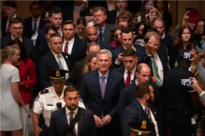 Kevin McCarthy verlässt das Repräsentantenhaus, nachdem er als Sprecher abgesetzt wurde
