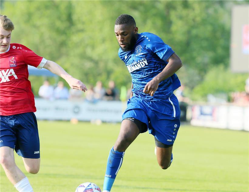 Kevin Mvele und Bettemburg im Fußballspiel gegen Wiltz, spannende Spielsituation auf dem Spielfeld