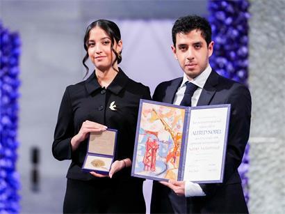 Kiana und Ali Rahmani nahmen im Jahr 2023 den Friedensnobelpreis für ihre Mutter entgegen: die Iranerin Narges Mohammadi