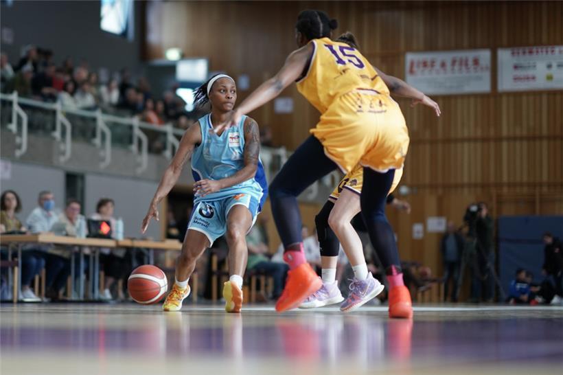 Kierra Anthony (in Blau) spielte bereits in der Saison 2019/20 einmal in Luxemburg
