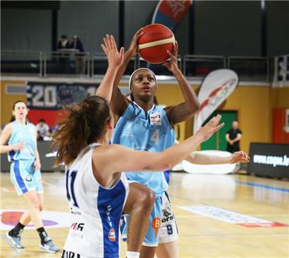 Kierra Anthony (in Blau) und Walferdingen treffen im Finale auf den T71 Düdelingen
