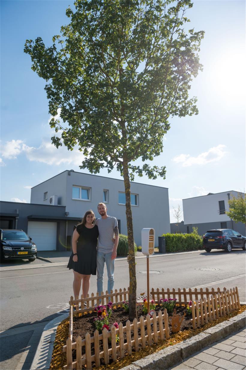 Kim Capitani und Larry Schmitz kümmern sich seit März um „ihren“ Baum
