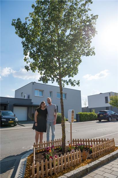 Kim Capitani und Larry Schmitz kümmern sich seit März um „ihren“ Baum
