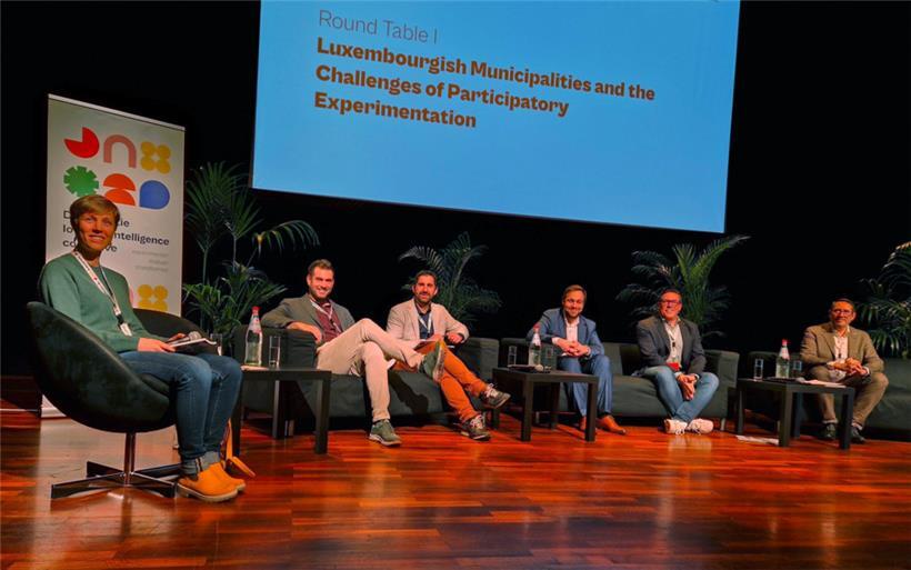 Kim Nommesch vom „Zentrum fir politesch Bildung“ leitete die Gesprächsrunde mit Bob Steichen, Jeff Gangler, Lou Linster, Tom Jungen und Bruno Cavaleiro
