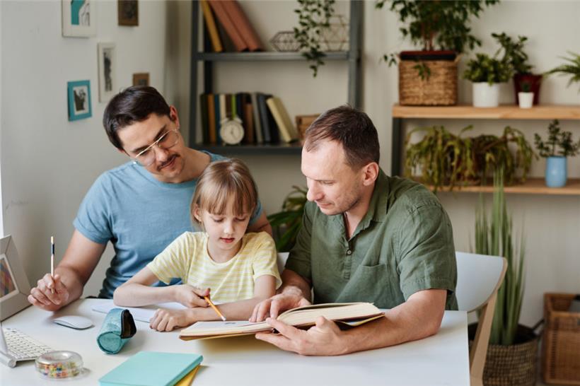 Kinder aus sogenannten Regenbogenfamilien sollen sich akzeptiert fühlen. Das Bildungssystem kann seinen Teil dazu beitragen.
