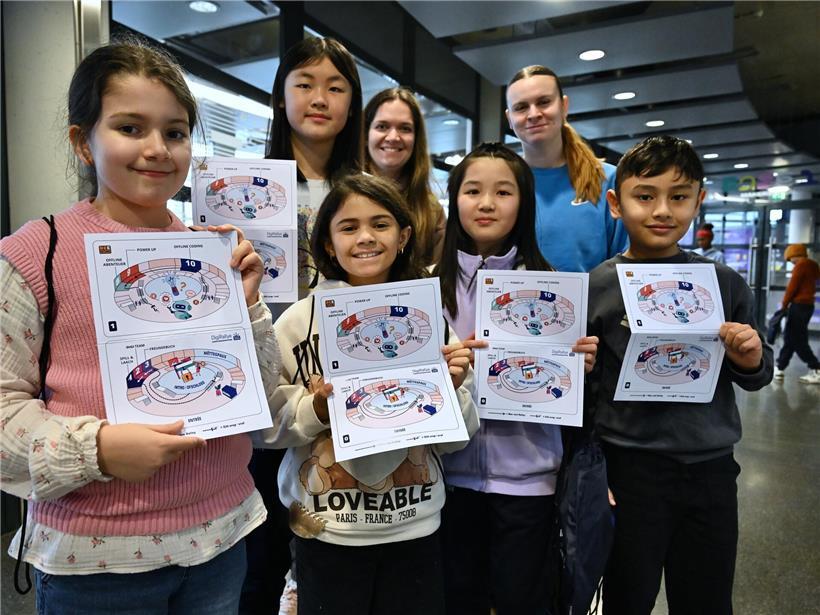 Kinder bei der DigiRallye im Forum Geesseknäppchen, interaktive digitale Lernaktivitäten und Spaß für Schüler