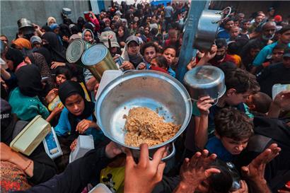 Kinder bei der Essensausgabe in einer Suppenküche im Gazastreifen
