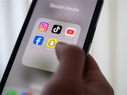 Kinder bekommen ihr erstes Smartphone im Schnitt mit 12 Jahren