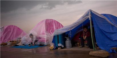 Kinder, die aus Beiruts südlichem Vorort Dahiyeh vertrieben wurden, suchen in ihren Zelten Schutz vor dem Regen