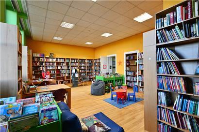 Kinder dürften diesen Raum lieben, er bietet viel Platz zum Lesen und jede Menge Regale und Kisten zum Stöbern
