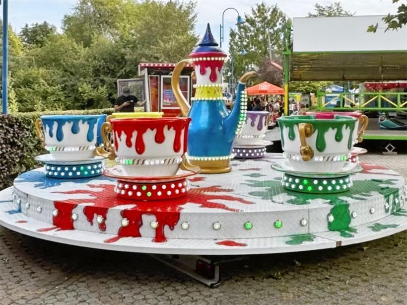 Kinder können das Tassenkarussell gratis nutzen