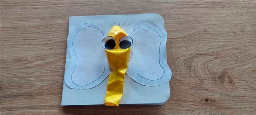 Kinder können ihren Großeltern selbst eine Grußkarte basteln
