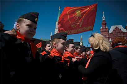 Kinder nehmen am 21. Mai auf dem Roten Platz in Moskau an einer Feier zum 100. Jahrestag der Gründung der „Pionierorganisation Wladimir Iljitsch Lenin“ teil, die am 19. Mai 1922 gegründet wurde
