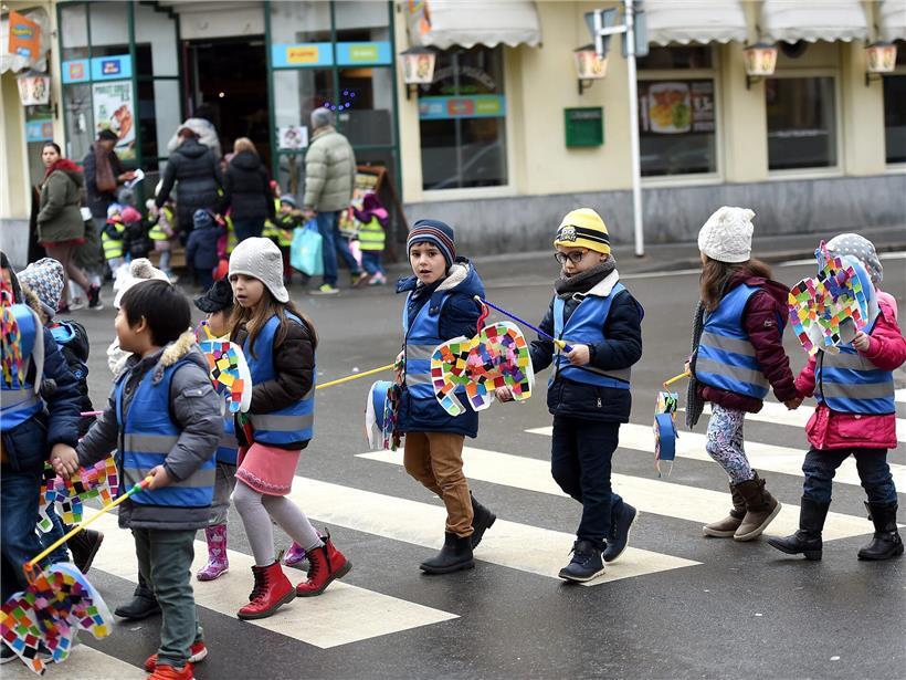 Kinder überqueren sicher die Straße am Zebrastreifen beim Liichtmëssdag