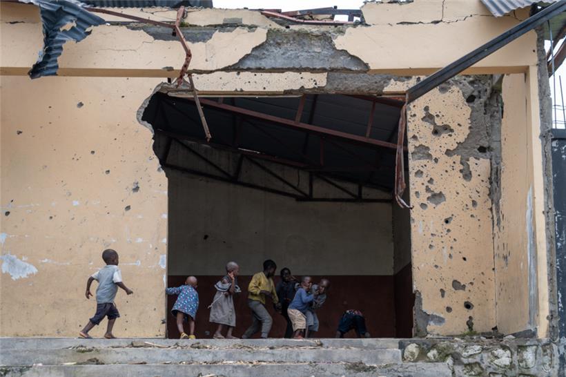 Kinder spielen in einem vom Konflikt beschädigten Haus in Sake, einer Kleinstadt nahe der Hauptstadt der Provinz Nord-Kivu in der Demokratischen Republik Kongo
