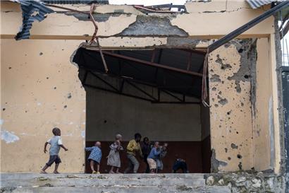 Kinder spielen in einem vom Konflikt beschädigten Haus in Sake, einer Kleinstadt nahe der Hauptstadt der Provinz Nord-Kivu in der Demokratischen Republik Kongo
