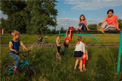 Kinder spielen neben einem Fußballfeld in einem Dorf in der Region von Dnipropetrowsk. Ihre Altersgenossen in den von den russischen Invasionstruppen besetzten ukrainischen Gebieten werden ab Herbst ihre Muttersprache nicht mehr in der Schule erlernen dürfen.
