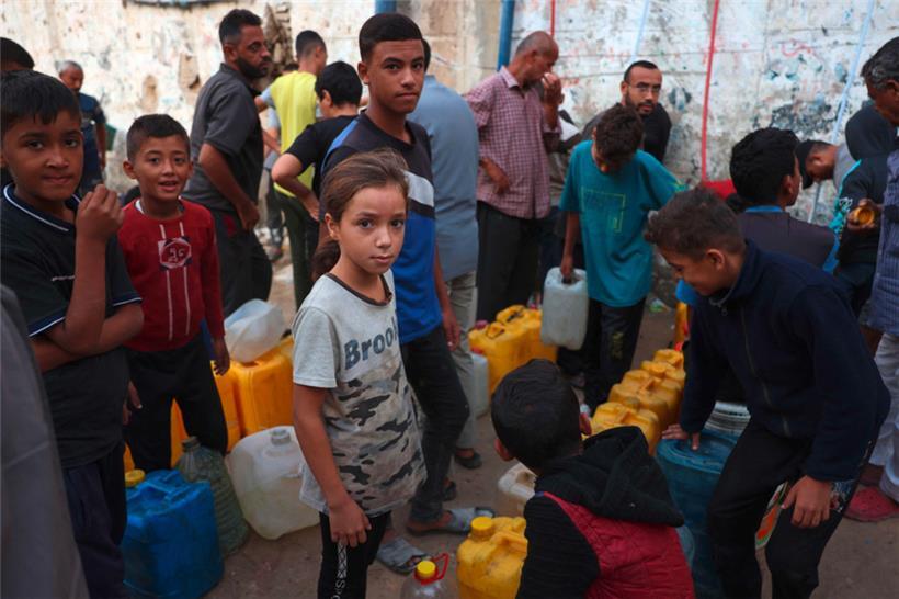 Kinder stehen im Süden des Gazastreifens für Wasser an
