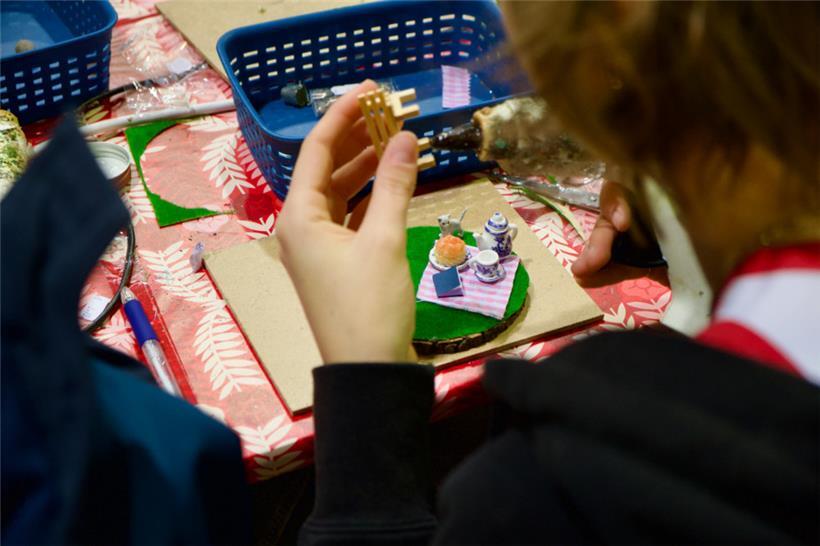 Kinder und Erwachsene entdecken gemeinsam ungewöhnliche Hobbys