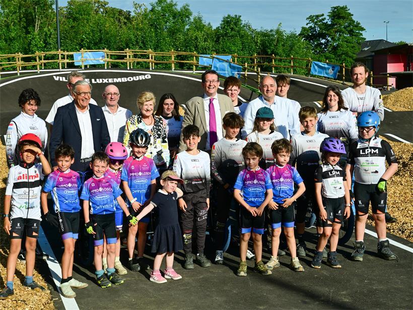 Kinder und Jugendliche zeigen ihre Bike-Tricks live vor dem Berliner Schöffenrat am Mittwoch