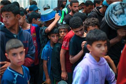 Kinder warten auf die Essensausgabe im Gazastreifen. Und müssen befürchten, von israelischen Soldaten erschossen zu werden.
