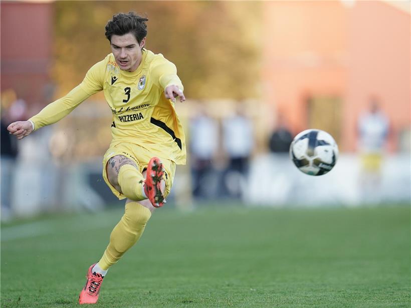 Außenansicht des Kino Delorge mit beleuchtetem Schriftzug und Filmplakaten bei Abendlicht