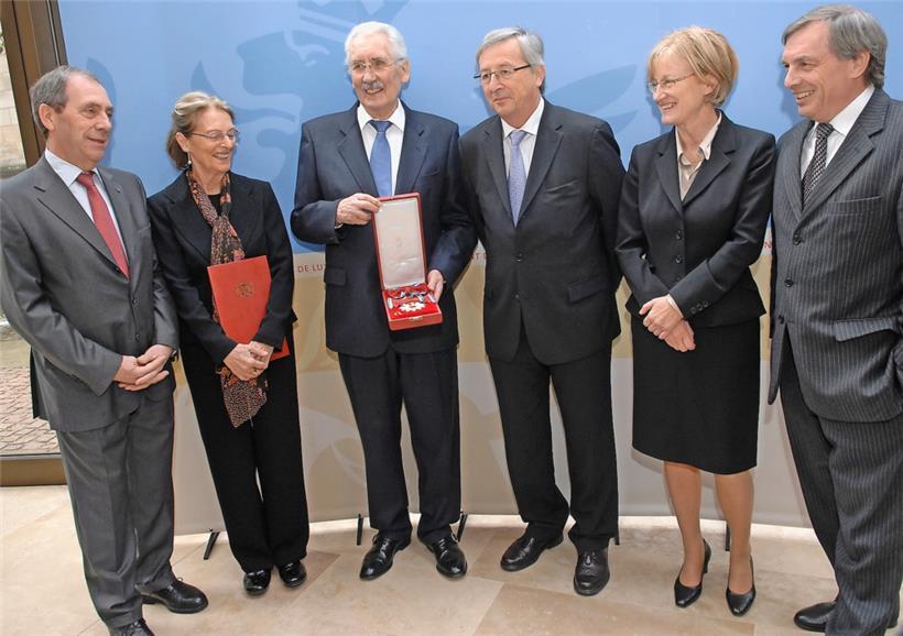 Kinschs langjähriger Sozialpartner, der frühere OGBL-Präsident John Castegnaro (links), war auch dabei, als dem ehemaligen Arbed-Mann 2012 das Großkreuz im nationalen Verdienstorden verliehen wurde. Begleitet wurde Kinsch von seiner Frau (2.v.l.). Überreicht wurde die Auszeichnung vom damaligen Premierminister Jean-Claude Juncker und den Ministern Mady Delvaux-Stehres und Jeannot Krecké.
