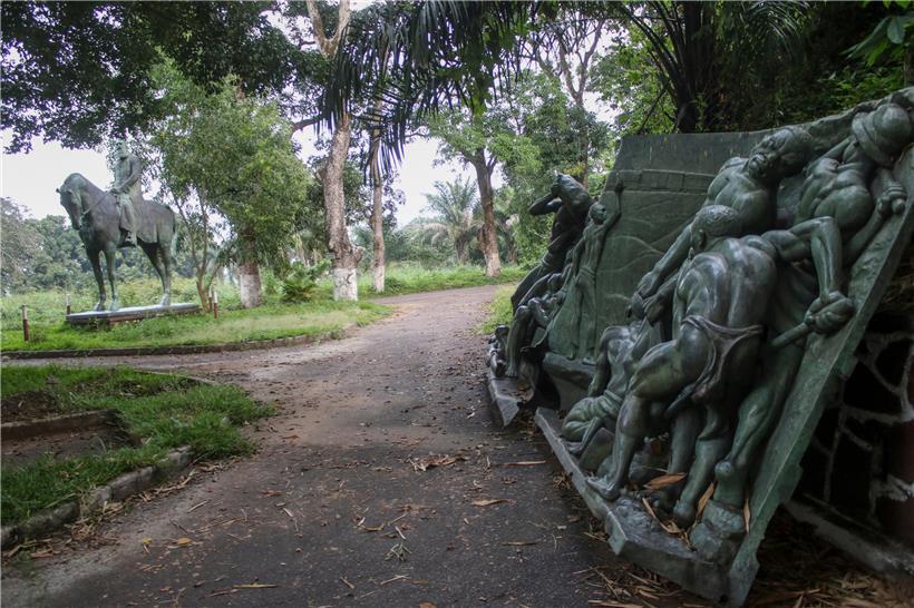 Kinshasa im Juni 2020: Statuen von Sklaven aus der Kolonialzeit (r.) sind neben einer Statue von König Leopold II. von Belgien auf einem Pferd reitend (l.) im Institut der Nationalmuseen des Kongo zu sehen
