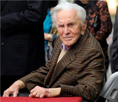 Kirk Douglas hat in mehr als 80 Filmen mitgewirkt, zehn Novellen geschrieben und die „Medal of Freedom“ erhalten
