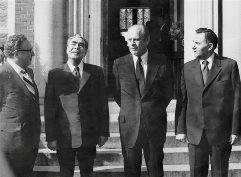 Kissinger mit Leonid Breschnew und Gerald Ford während deren ersten privaten Treffens am 31. Juli 1975 in Helsinki. Rechts der sowjetische Außenminister Andrej Gromyko.
